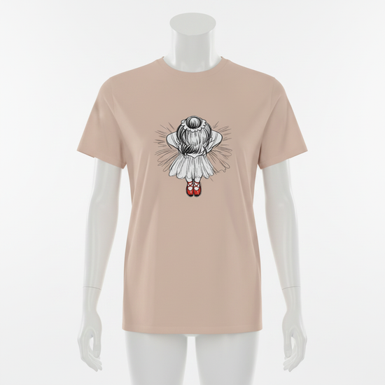 Röda dansskor t-shirt med ballerina illustration i mjuka färger på mannekäng.