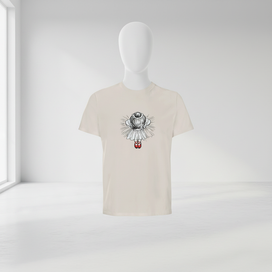 Röda dansskor på en ekologisk t-shirt med illustration av ballerina i mjuka färger
