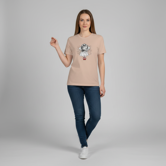 Modell i ekologisk t‑shirt med ballerina i Röda dansskor och mjuka färger.