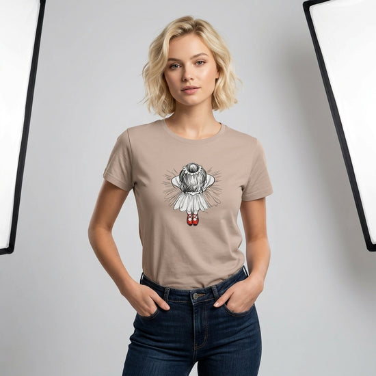 Modell bär en ekologisk t-shirt med illustration av ballerina i röda dansskor.