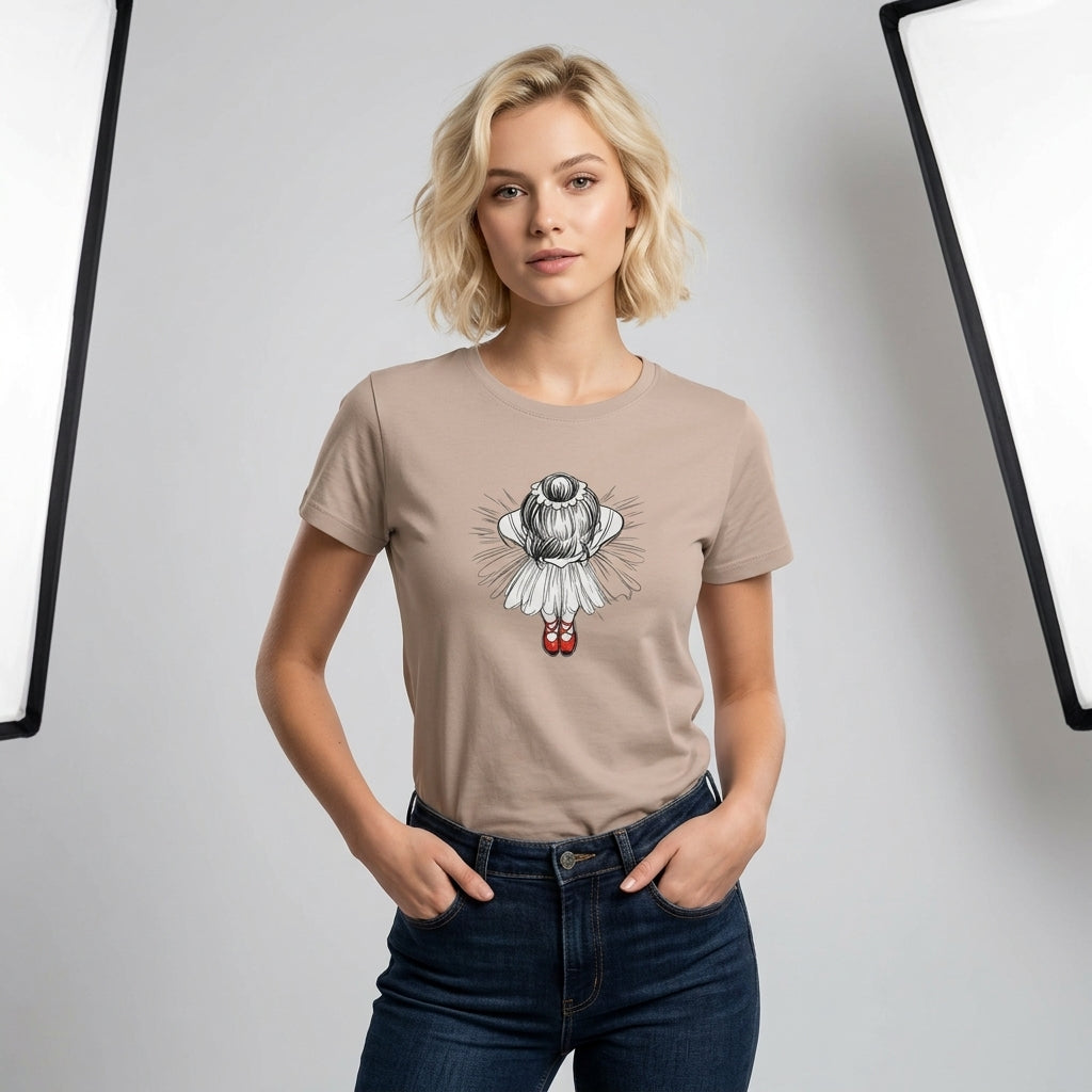 Modell bär en ekologisk t-shirt med illustration av ballerina i röda dansskor.