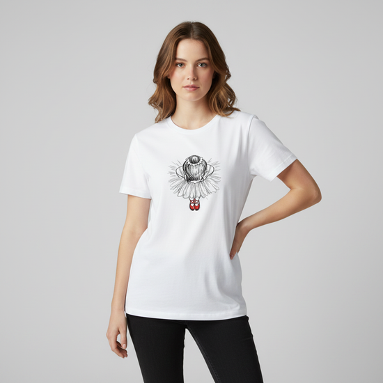 Röda dansskor – t-shirt med ballerinaillustration i mjuka färger, skapad av ekologisk bomull.