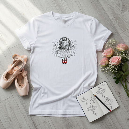 Röda dansskor illustration på ekologisk t-shirt med ballerina, balettskor och blommor i bakgrunden.