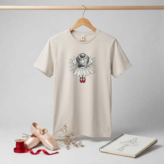 Röda dansskor – ekologisk t-shirt med illustration av ballerina i röda skor och tutu.