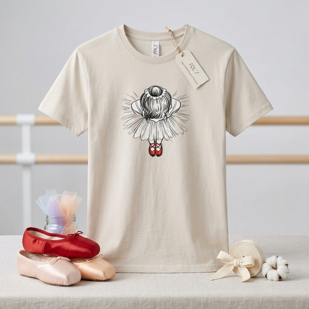 Röda dansskor på en ekologisk t‑shirt med ballerinaillustration i mjuka färger.