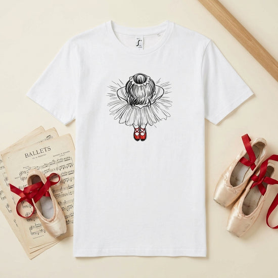 Röda dansskor på en t-shirt med en ballerina som dansar, perfekt för alla balettälskare.
