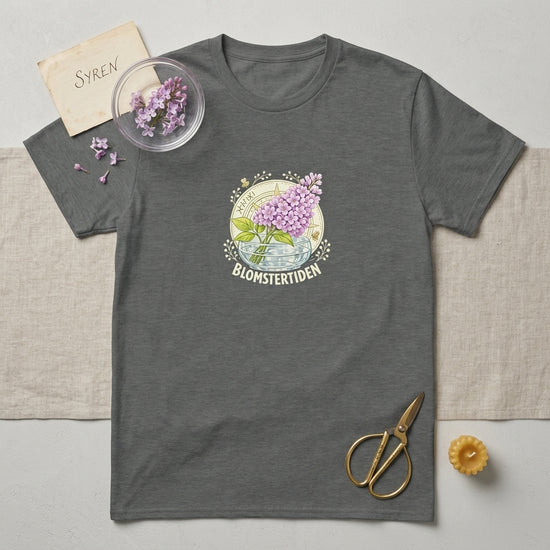 Floral T-Shirt med Syrenmotiv - Blomstertiden, mjuk t-shirt med blommigt mönster i syrenlila och dämpade färger.