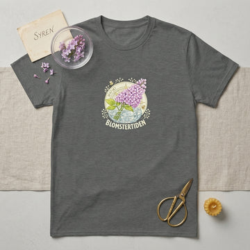 Floral T-Shirt med Syrenmotiv - Blomstertiden, mjuk t-shirt med blommigt mönster i syrenlila och dämpade färger.