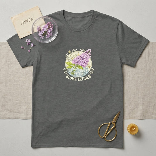 Floral T-Shirt med Syrenmotiv - Blomstertiden, mjuk t-shirt med blommigt mönster i syrenlila och dämpade färger.