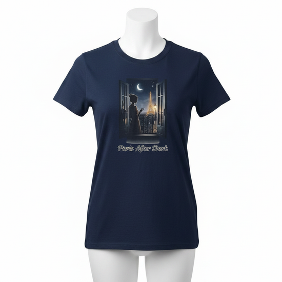 Paris Shirt med motiv av Eiffeltornet i nattljus, kvinna vid franska dörrar.