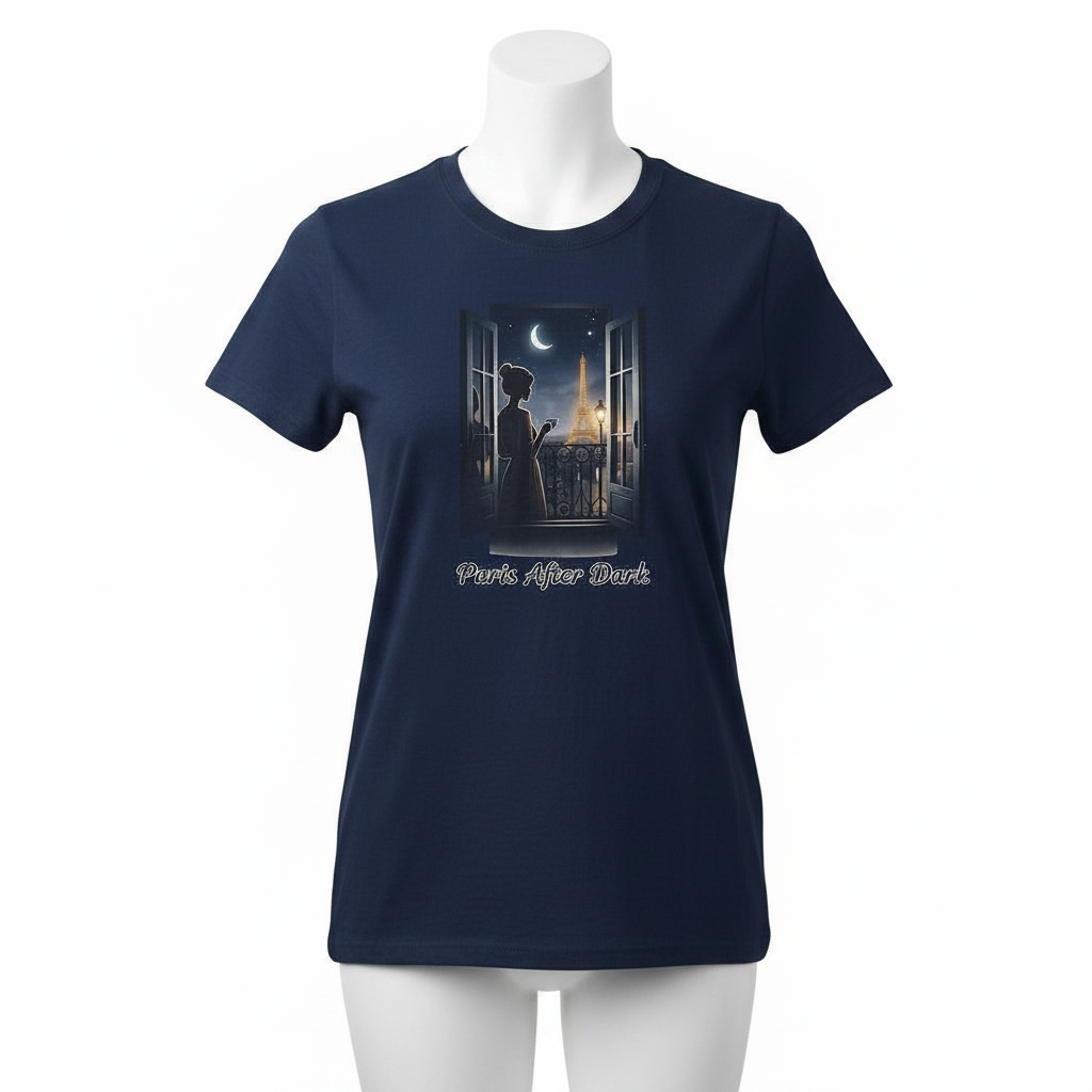 Paris Shirt med motiv av Eiffeltornet i nattljus, kvinna vid franska dörrar.