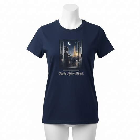 Paris Shirt med motiv av Eiffeltornet i nattljus, kvinna vid franska dörrar.