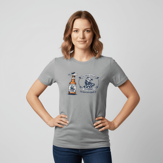 Nordic Folk Art Hambo Folköl Humor Tee i grått med illustration av ölflaska och svensk design.