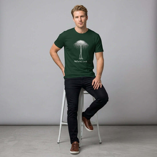 Surrealism Art Tee med långsträckta björkar i högklackat, unik nordisk stil, naturligt motiv.