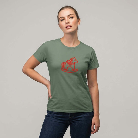 Dalarna röd gunghäst tryck på en grön t-shirt med minimalistisk design och skandinavisk stil.