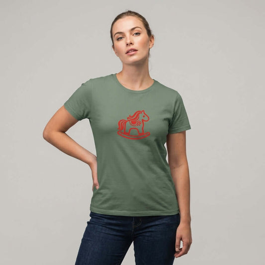 Dalarna röd gunghäst tryck på en grön t-shirt med minimalistisk design och skandinavisk stil.