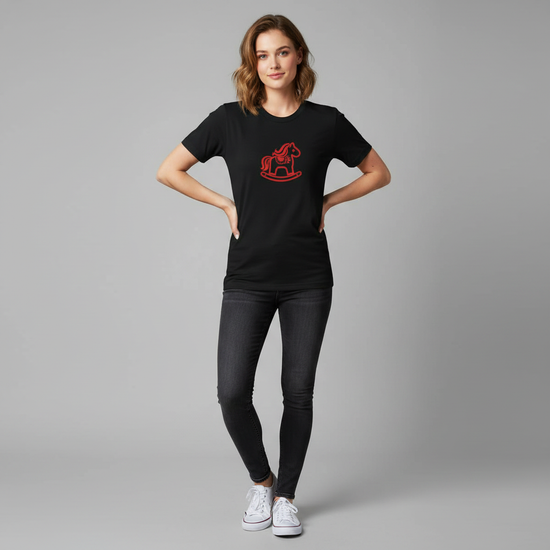 Dalarna röd gungande häst t-shirt med minimalistisk design, bärs av kvinna mot neutral bakgrund.