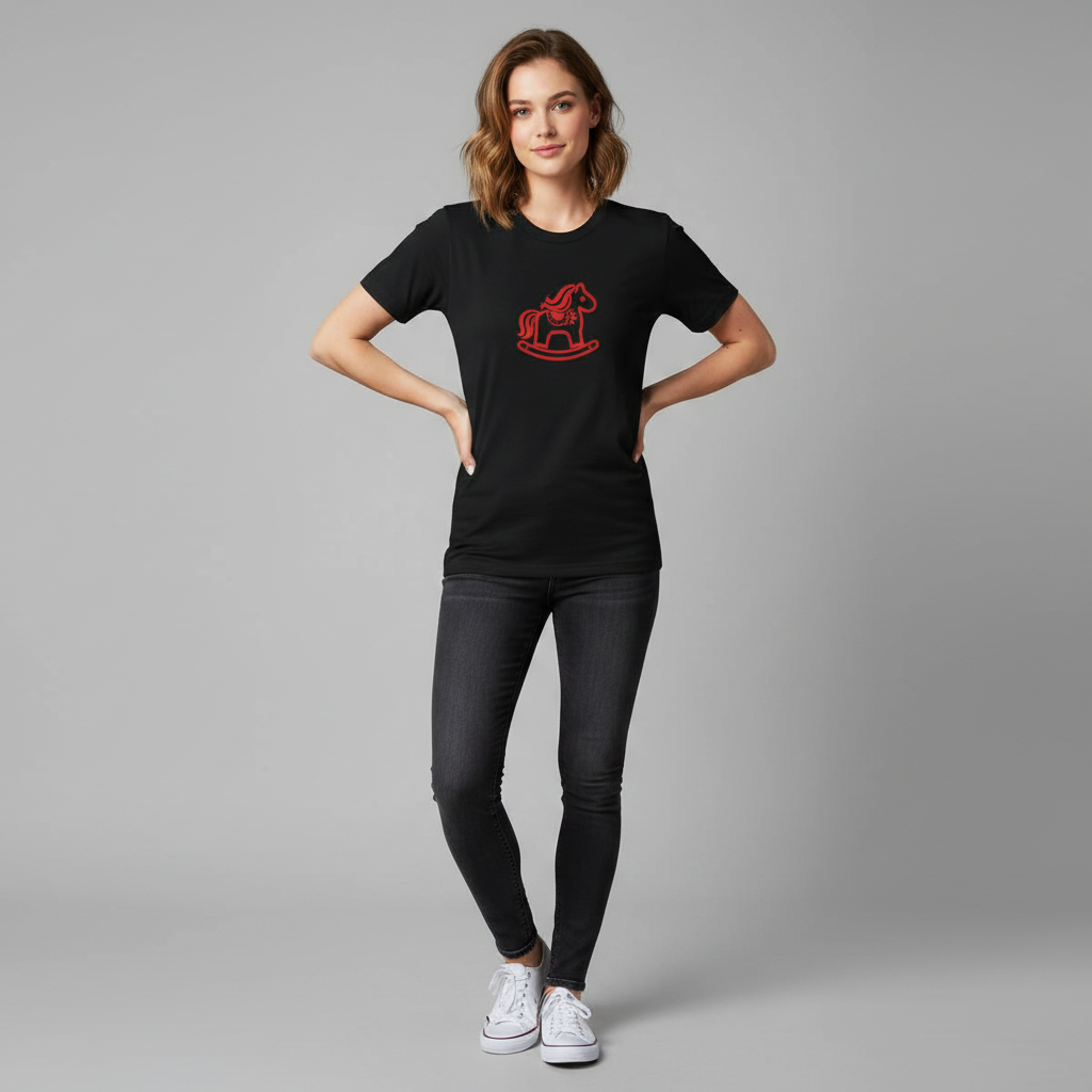 Dalarna röd gungande häst t-shirt med minimalistisk design, bärs av kvinna mot neutral bakgrund.