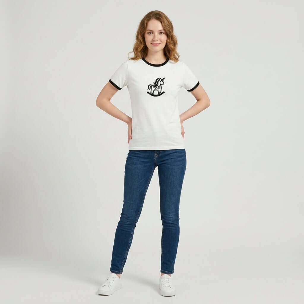 Magic Unicorn t-shirt med retro Dalarna-design, lekfull gunghäst och minimalistisk stil.