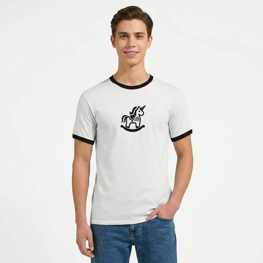 Magic Unicorn T-shirt med retro Dalarna-design och lekfull gunghästmotiv