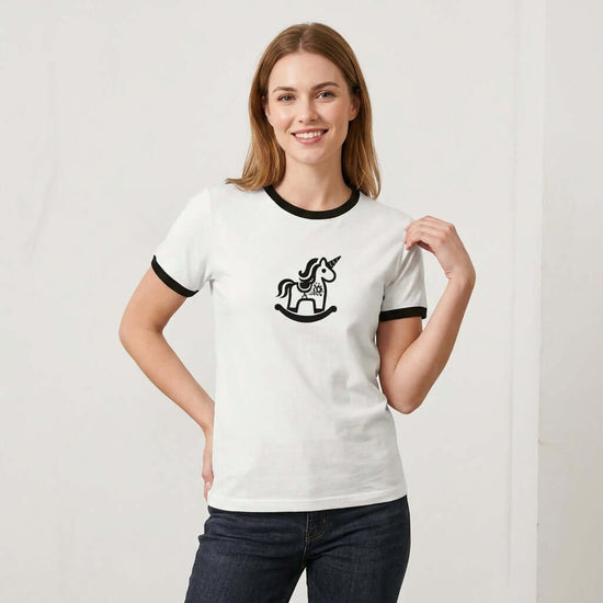 Magic Unicorn T-shirt med Dalarna-design och kontrastkrage, lekfull och retrolook.