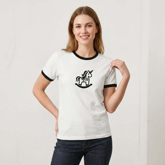 Magic Unicorn T-shirt med Dalarna-design och kontrastkrage, lekfull och retrolook.