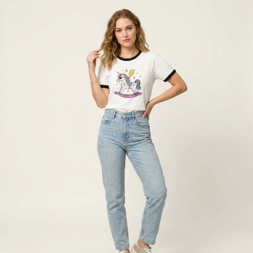 Ringer T‑Shirt med Gunghäst Unicorn och blixt, perfekt för fantasyälskare.