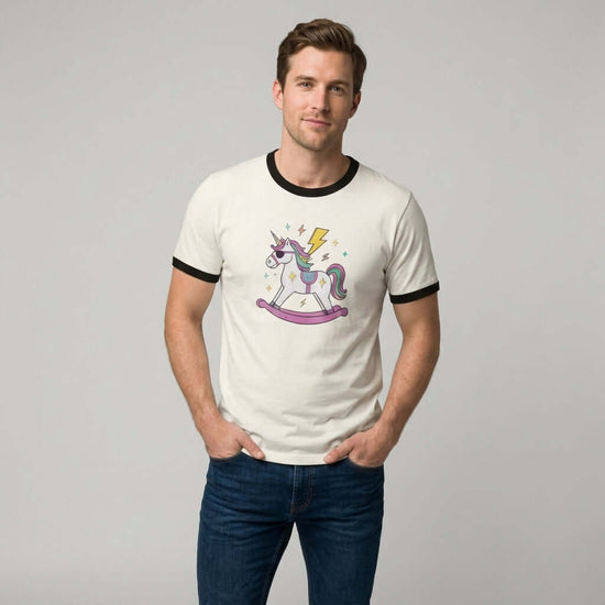 Man bär en Unicorn Ringer T‑Shirt med en grafisk gunghäst och blixtmotiv.