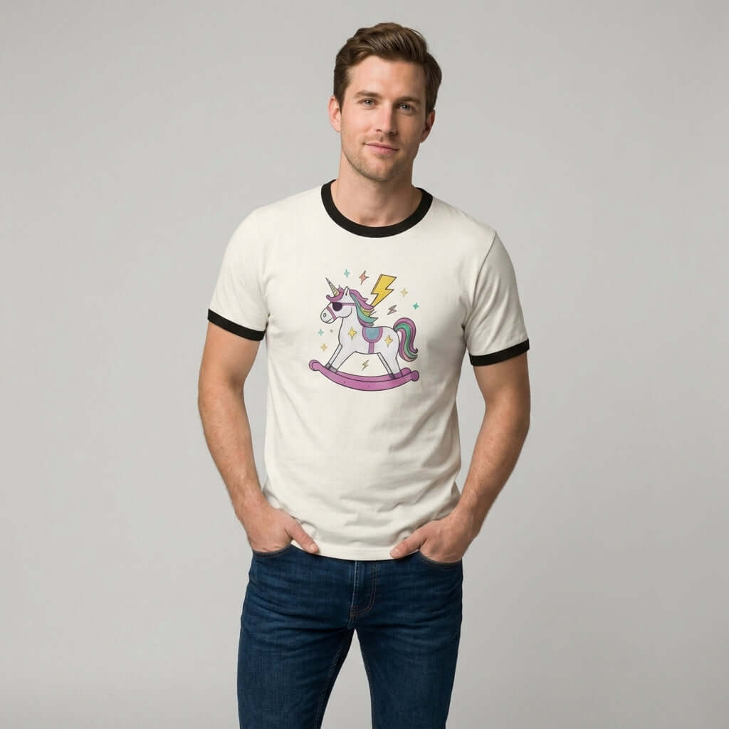 Man bär en Unicorn Ringer T‑Shirt med en grafisk gunghäst och blixtmotiv.