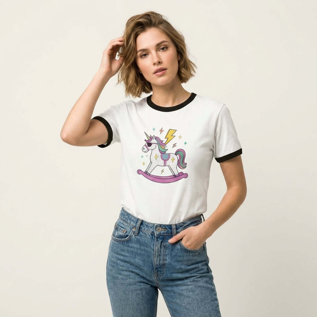 Unicorn Ringer T-Shirt med Gunghäst och Blixt, stilren grafisk design.