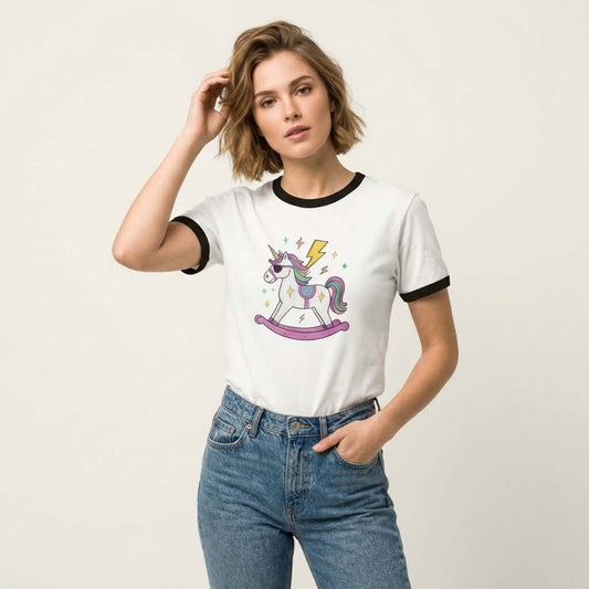 Unicorn Ringer T-Shirt med Gunghäst och Blixt, stilren grafisk design.