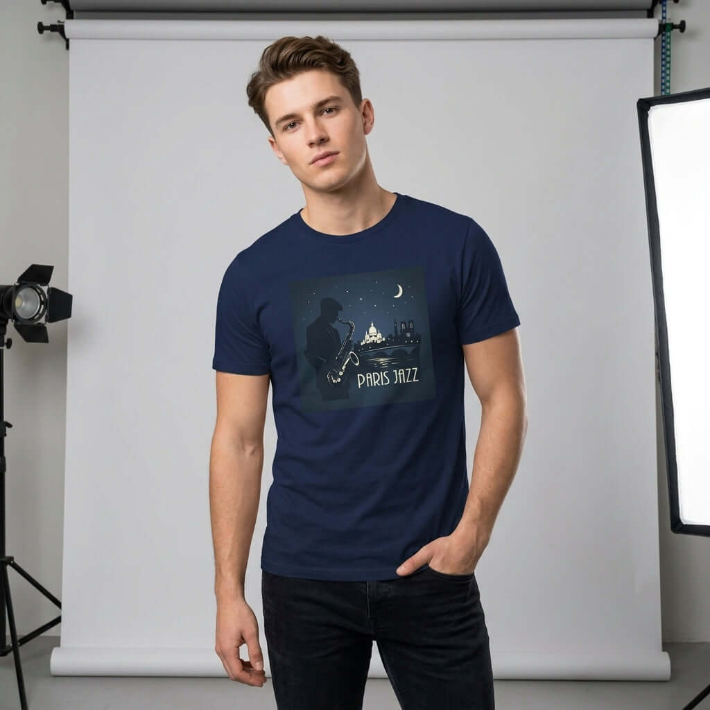Jazz Club Tee – Vintage Paris Musik T-Shirt med grafisk musikillustration på mörkblå bakgrund.