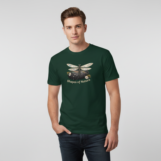 Man bär Shapes of Nature Trollslända premium t-shirt i grön färg, med unik design.