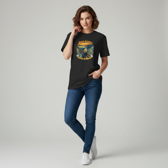 Kvinna som bär Bad Story Good Scream T‑shirt med scream graphic art på svart bakgrund.
