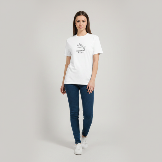 Mythology Pegasus T-shirt i vit med grafisk konturillustration av Pegasus, bärs av modell.