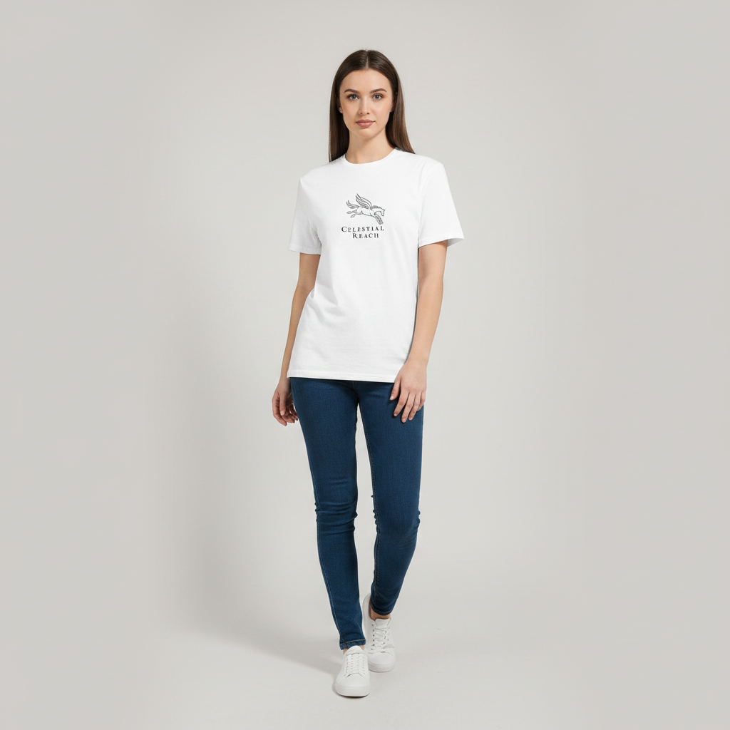 Mythology Pegasus T-shirt i vit med grafisk konturillustration av Pegasus, bärs av modell.