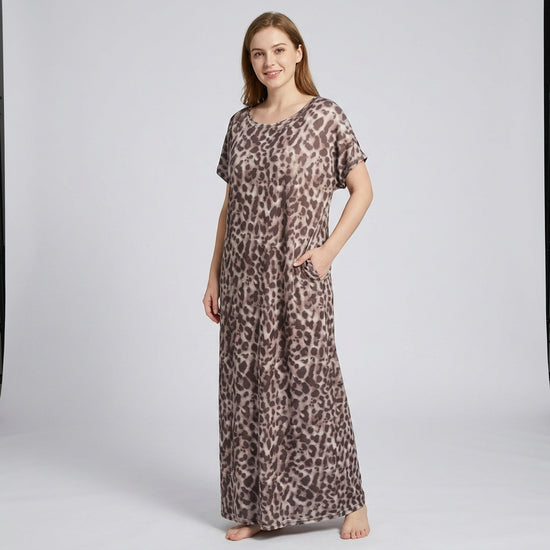 Night Dress i leopardmönster, mjuk och avslappnad sommar loungewear med fickor.
