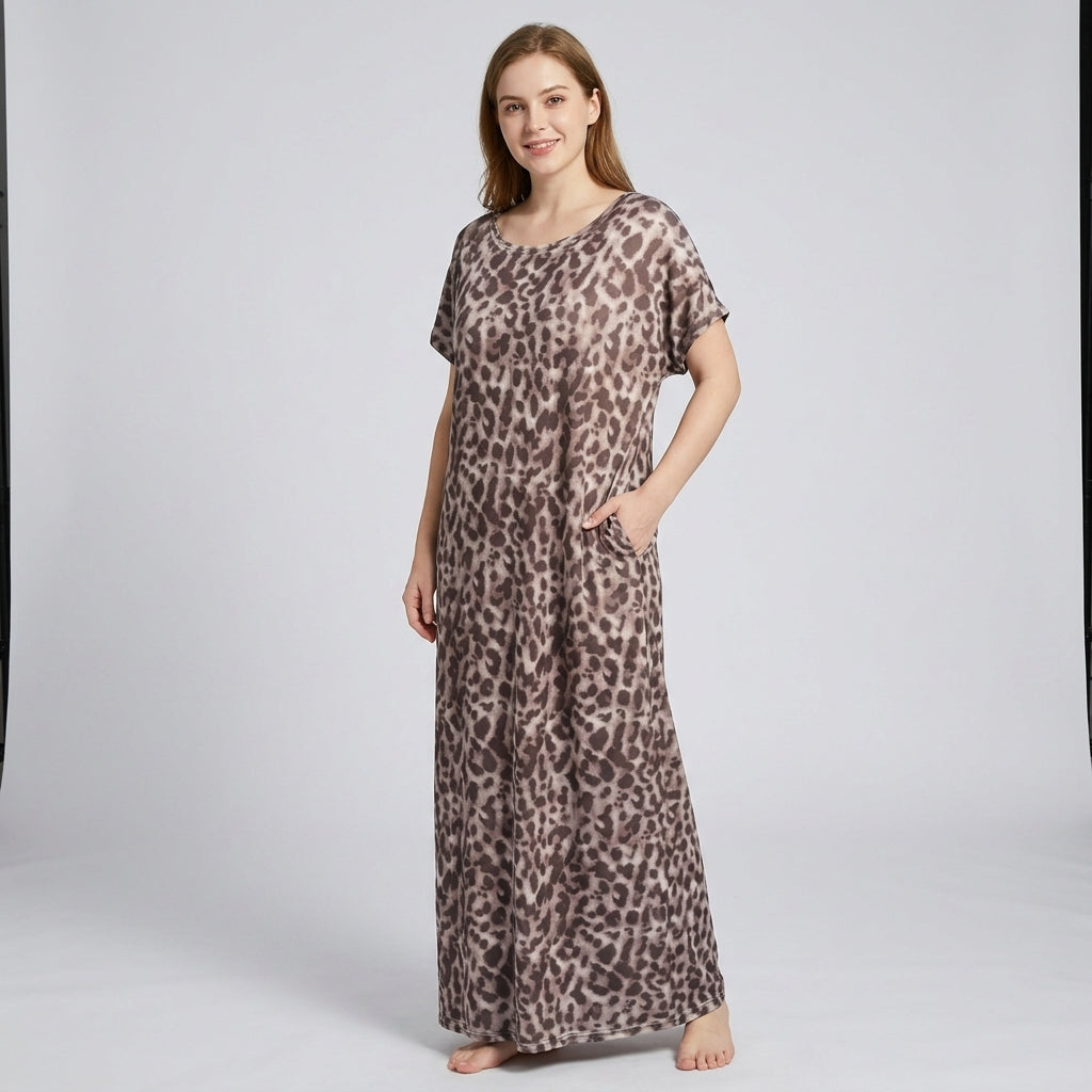 Night Dress i leopardmönster, mjuk och avslappnad sommar loungewear med fickor.