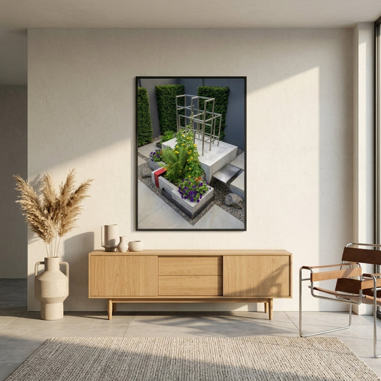 Modern Stone Gray Garden konsttryck i ett minimaliskt rum med grönska och geometriska former.
