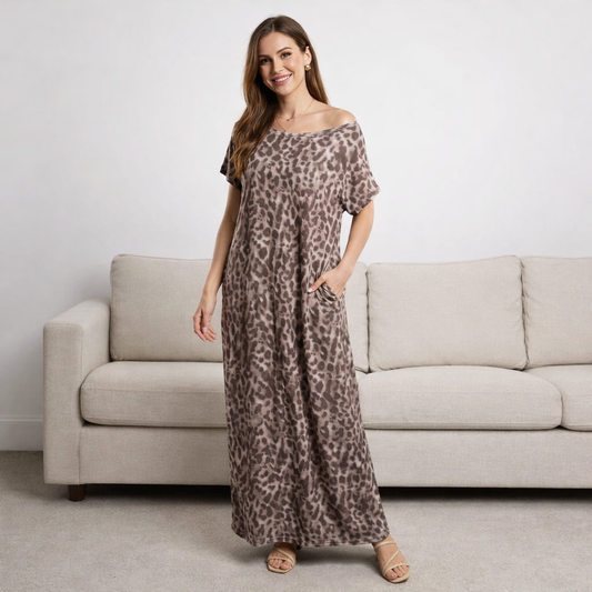Night Dress i leopardmönster, bekväm och luftig med fickor, perfekt för avkopplande dagar.