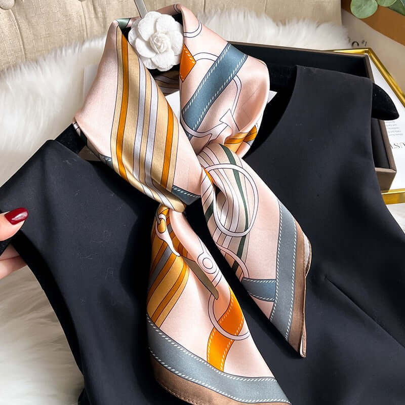 Lyxig elegant sindenhalsduk i equesterian chic stil - Stirrups-Powder - mutual