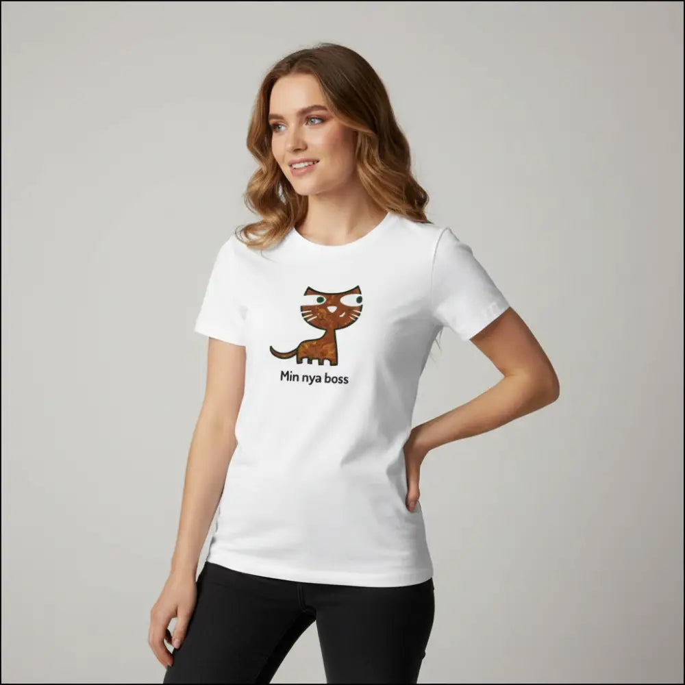 Kattröja med en kattdesign och texten 'Min nya boss' på en vit t-shirt.