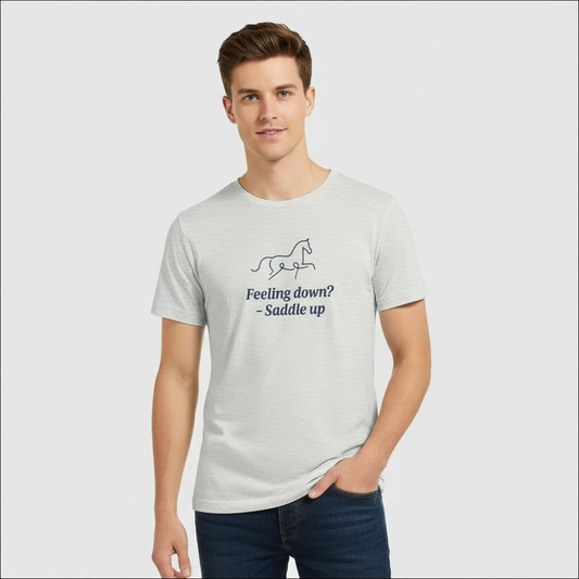 Minimalist Ryttar Tee med motiv "Feeling down? – Saddle up" på en ung man i en ljus t-shirt.