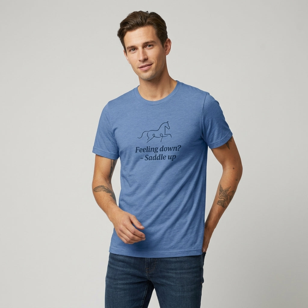 Ryttar Tee i blå färg, manlig modell, med minimalistisk hästillustration och texten "Feeling down? – Saddle up".