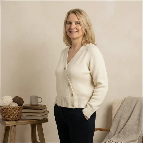 Mjuk V‑neck Cardigan i viskosblandning, eleganta detaljer, perfekt passform och silkig känsla.