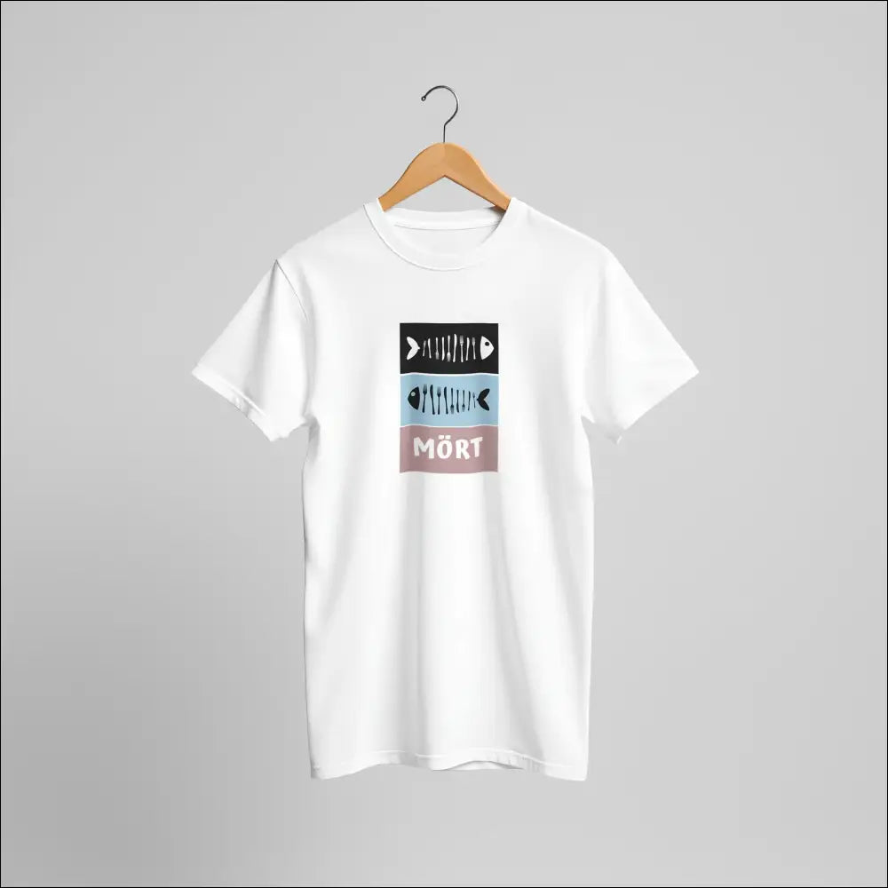 Mört stiliserad grafisk t-shirt med fiskmotiv i bomull, hängande på en klädhängare.