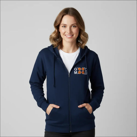 Kvinna bär en Mysig Kafé Hoodie med texten "Good Mood" på framsidan, perfekt för caféälskare.