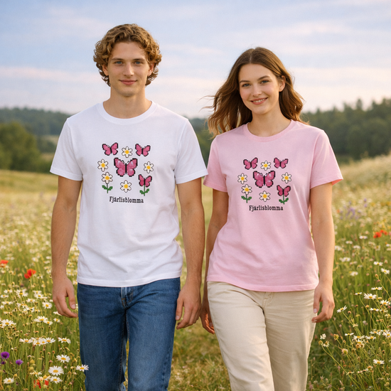 Fjärilsblomma t-shirt - unisexmodell med rosa fjärilar och blommor i en somrig äng.