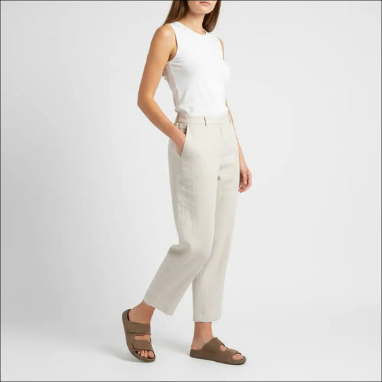 Relax Footwear – Kvinna i vit topp och ljusa byxor som bär Lättviktiga Velcro Sandaler med Halksäker Sula.