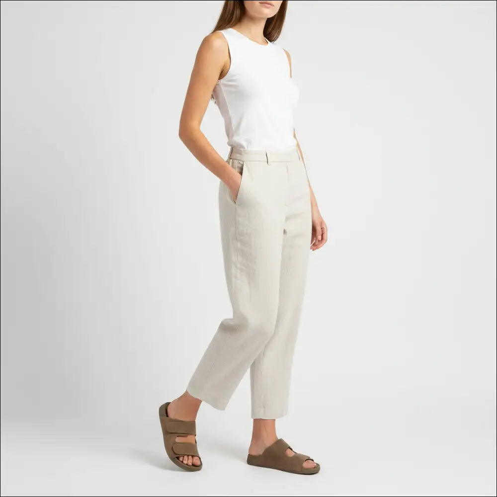 Relax Footwear – Kvinna i vit topp och ljusa byxor som bär Lättviktiga Velcro Sandaler med Halksäker Sula.